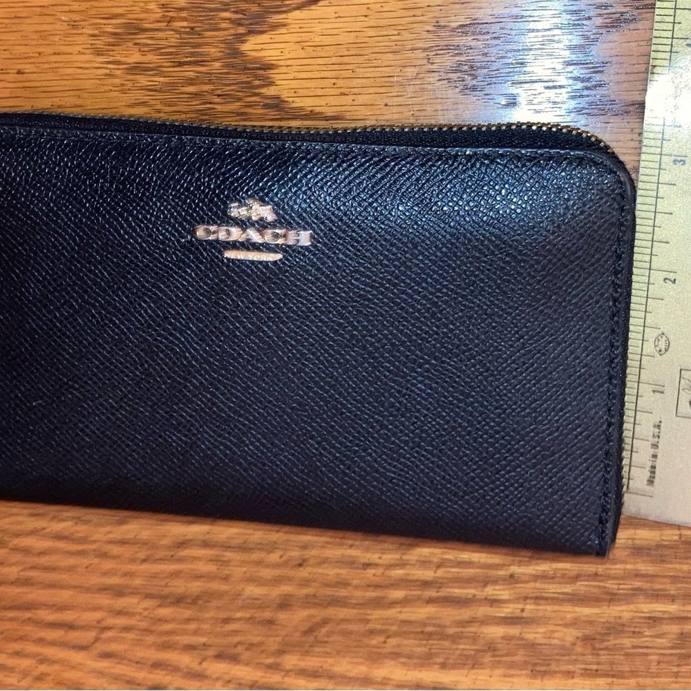 Coach Zip Around Crossgrain Leather Wallet - Black LIKE NEW - Picture 2 of 6